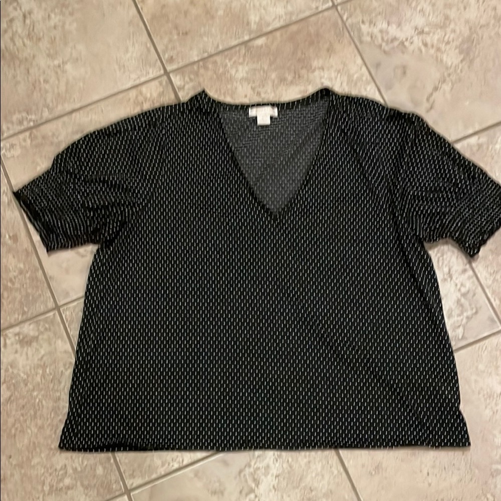 Women's Black V-Neck Short Sleeve Top